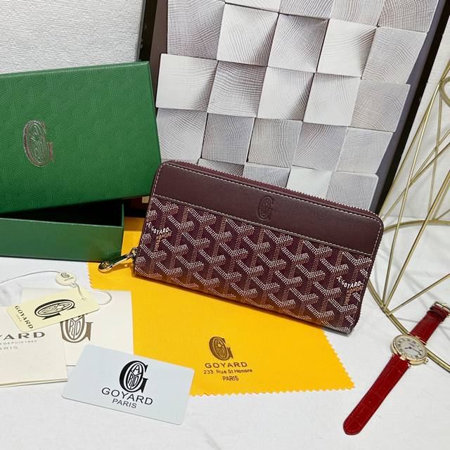 180 戈雅Matignon 大号钱包为长款设计，全拉链开合确保安全。它含有 12 个卡槽、中央拉链口袋和两个大储物格，可存放卡片、纸钞、硬币和其他日常证件。