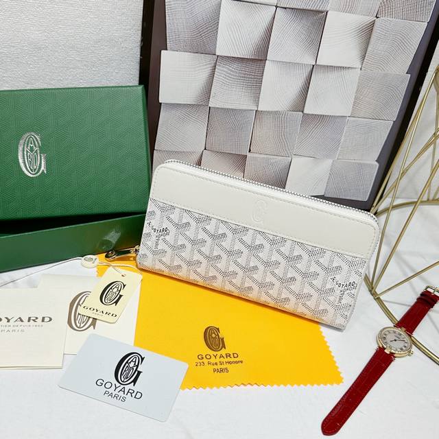 180 戈雅Matignon 大号钱包为长款设计，全拉链开合确保安全。它含有 12 个卡槽、中央拉链口袋和两个大储物格，可存放卡片、纸钞、硬币和其他日常证件。