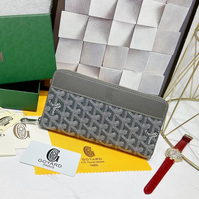 180 戈雅Matignon 大号钱包为长款设计，全拉链开合确保安全。它含有 12 个卡槽、中央拉链口袋和两个大储物格，可存放卡片、纸钞、硬币和其他日常证件。