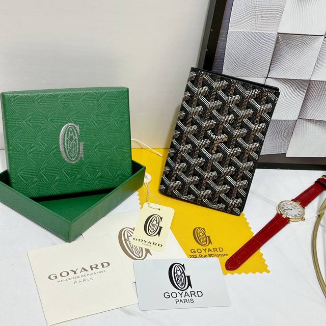 140 戈雅Grenelle 护照夹非常适合在旅行时使用，因为它不仅可以让您存放护照，还可以存放卡片和各种证件。 款号：98328 颜色：黑色 尺寸：14Cm