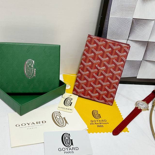 140 戈雅Grenelle 护照夹非常适合在旅行时使用，因为它不仅可以让您存放护照，还可以存放卡片和各种证件。 款号：98328 颜色：红色 尺寸：14Cm