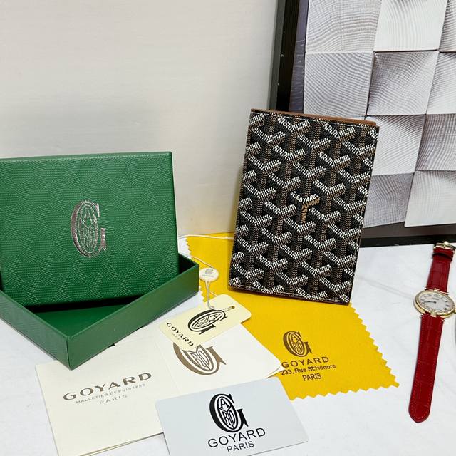 140 戈雅Grenelle 护照夹非常适合在旅行时使用，因为它不仅可以让您存放护照，还可以存放卡片和各种证件。 款号：98328 颜色：黑 棕 尺寸：14Cm