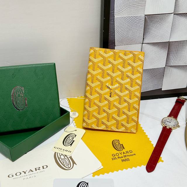 140 戈雅Grenelle 护照夹非常适合在旅行时使用，因为它不仅可以让您存放护照，还可以存放卡片和各种证件。 款号：98328 颜色：黄色 尺寸：14Cm