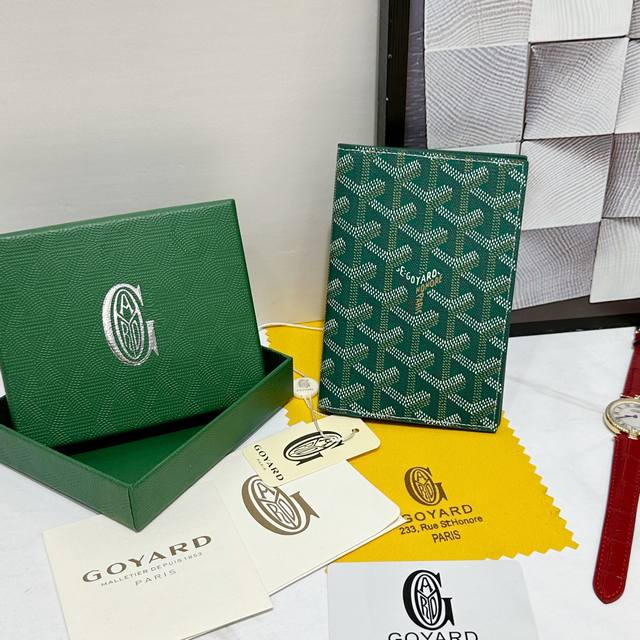 140 戈雅Grenelle 护照夹非常适合在旅行时使用，因为它不仅可以让您存放护照，还可以存放卡片和各种证件。 款号：98328 颜色：绿色 尺寸：14Cm