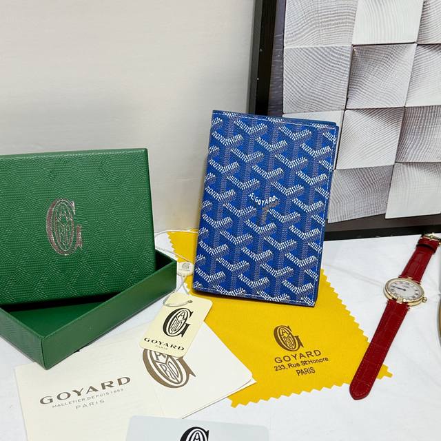 140 戈雅Grenelle 护照夹非常适合在旅行时使用，因为它不仅可以让您存放护照，还可以存放卡片和各种证件。 款号：98328 颜色：蓝色 尺寸：14Cm