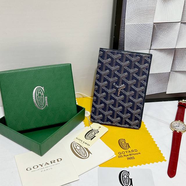 140 戈雅Grenelle 护照夹非常适合在旅行时使用，因为它不仅可以让您存放护照，还可以存放卡片和各种证件。 款号：98328 颜色：深蓝色色 尺寸：14C