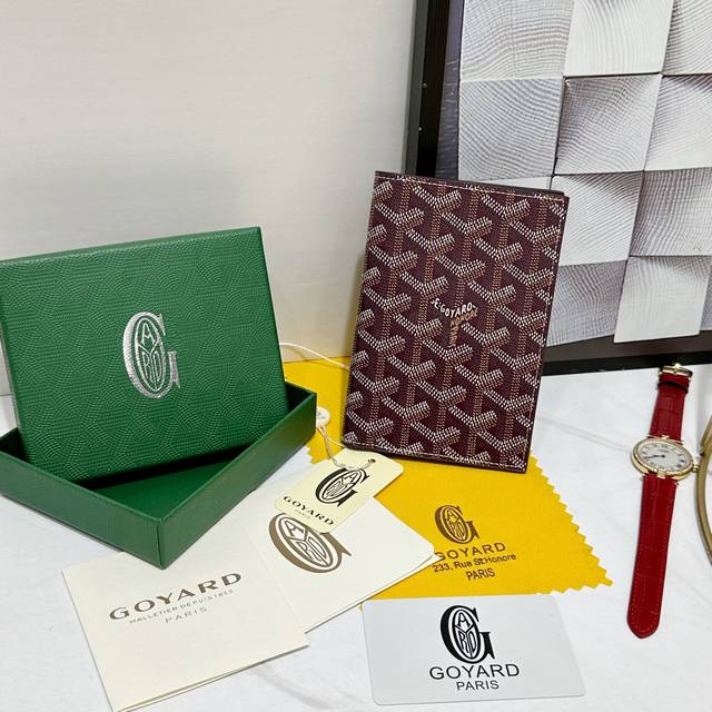 140 戈雅Grenelle 护照夹非常适合在旅行时使用，因为它不仅可以让您存放护照，还可以存放卡片和各种证件。 款号：98328 颜色：酒红色 尺寸：14Cm