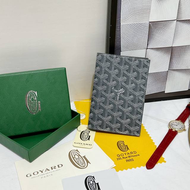 140 戈雅Grenelle 护照夹非常适合在旅行时使用,因为它不仅可以让您存放护照,还可以存放卡片和各种证件。 款号:98328 颜色:灰色 尺寸:14Cm 140 戈雅Grenelle 护照夹非常适合在旅行时使用,因为它不仅可以让您存放护照,还可以存放卡片和各种证件。 款号:98328 颜色:灰色 尺寸:14Cm