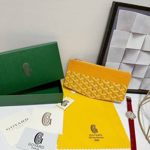 160 戈雅Insert Louise是理想的日常伴侣，内设的大拉链隔层使其可以安全地放置大尺寸手机、收据或零钱。它的8个卡槽和4个卡袋可以容纳多达12张卡片。