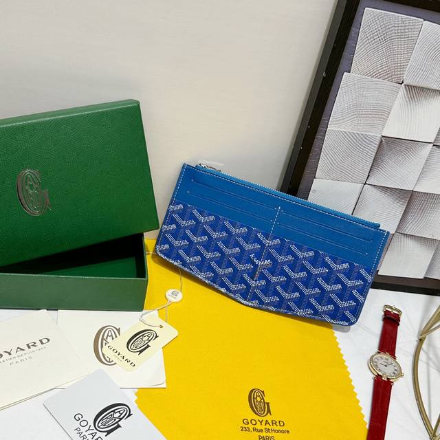 160 戈雅Insert Louise是理想的日常伴侣，内设的大拉链隔层使其可以安全地放置大尺寸手机、收据或零钱。它的8个卡槽和4个卡袋可以容纳多达12张卡片。