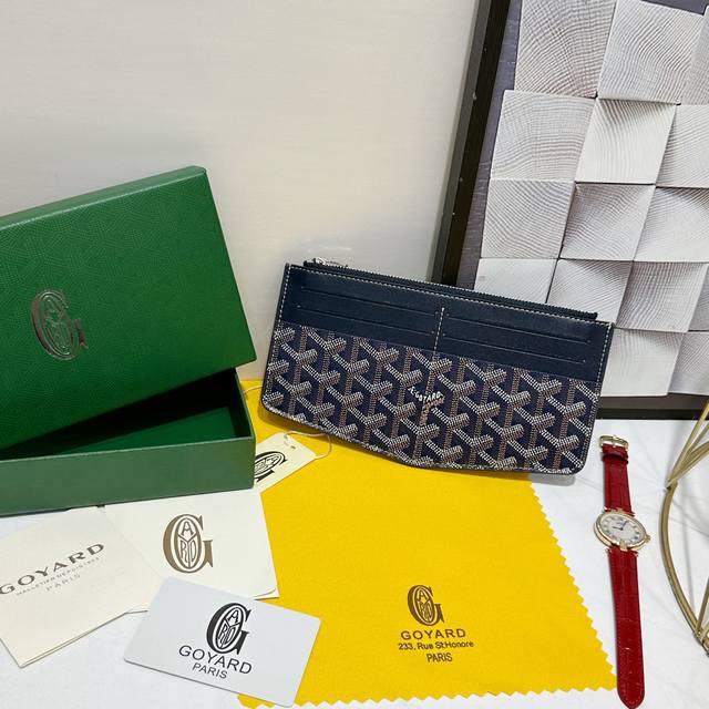 160 戈雅Insert Louise是理想的日常伴侣，内设的大拉链隔层使其可以安全地放置大尺寸手机、收据或零钱。它的8个卡槽和4个卡袋可以容纳多达12张卡片。