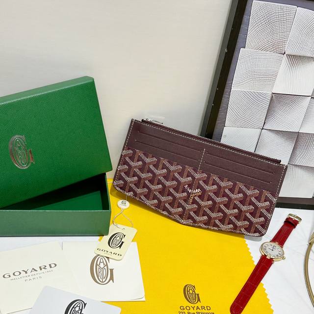 160 戈雅Insert Louise是理想的日常伴侣，内设的大拉链隔层使其可以安全地放置大尺寸手机、收据或零钱。它的8个卡槽和4个卡袋可以容纳多达12张卡片。