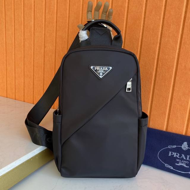 P340，顶级老鼠高端狠货最新火爆款普拉达胸包、大量出货啦,原单货纸上谈兵吹牛皮的咱不会，请让狠货说话。顶级进口降落伞布皮，超高清Logo标志、高端专柜五金、专