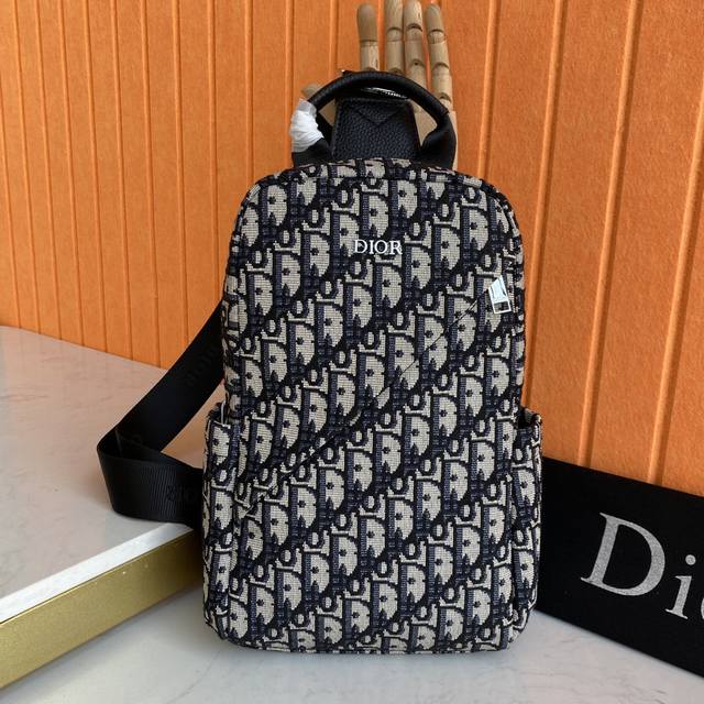 P340，爆款来袭 Dior迪奥男士胸包 型号：2062 尺寸：29×17×6.5Cm 实物拍摄，图同货一致 重金正品打版复刻进口原版面料配头层小牛皮复刻原版五