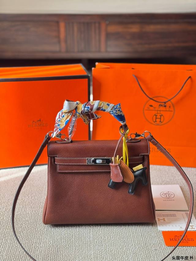 进口头层牛皮 P420 Hermes Kelly 最近娱乐圈出镜率最高的一款包包，H家永恒的经典. 凯莉包好随意搭配，不管怎么穿，随便一背都好看 而且一点都不挑