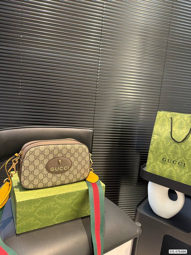 P150 配飞机盒折叠盒 酷奇虎头相机包 原版花花内衬 内里钢印Logo 搭配简直是心跳的撞击！古铜色五金浓厚的复古风越用越有感觉，宽阔的红绿织带是古奇最经典的