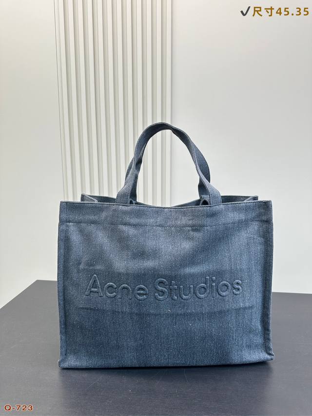 P200 Agnestu 仿旧牛仔托特包手提包，很大气，登酷意即刻上大容量托特包，双面色彩渲染玩酷趣意，轻盈出行，自在切换盛夏型格 尺寸45 35