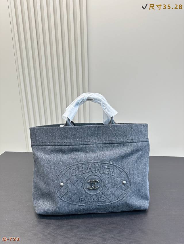 P220 香奈儿Chanel这只2Way托特包太棒啦 单肩背或者手提着都很好看 包身是带点儿灰调的牛仔所以不重也耐用 日常通勤放电脑或者出街帅气凹造型都妥妥的合 P220 香奈儿Chanel这只2Way托特包太棒啦 单肩背或者手提着都很好看 包身是带点儿灰调的牛仔所以不重也耐用 日常通勤放电脑或者出街帅气凹造型都妥妥的合