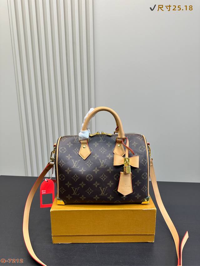 P200配折叠盒 Lv 村上隆老花系列 质感很高级 容量超级大也很耐用 日常出街背它回头率百分百就是这种随性慵懒感 尺寸26.18