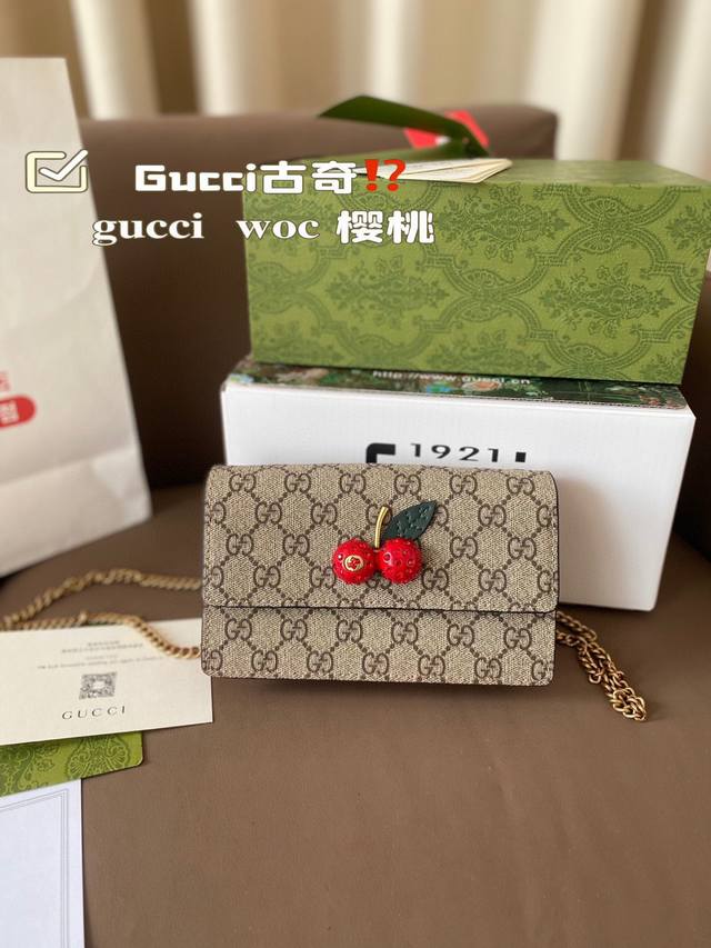 P190 Gucci古奇 樱桃 这颗樱桃简直人见人爱！ Garden纪念品 ～ 樱桃』 一个三维的樱桃配件，镶嵌晶体矗立标志绝对撩得动少女心，甜美时尚的源头，炸