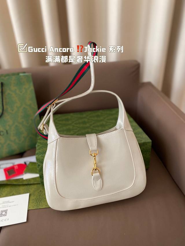 P220 Gucci Ancora 明星同款绝美！ 新款 Jackie 系列丨满满都是奢华浪漫。 不同颜色的包包就像女孩子的心绪有着各种的可能性呀 浅色系给人以