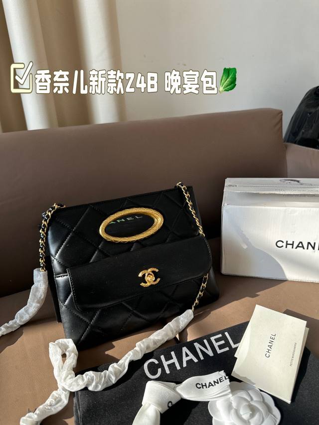 P210 香奈儿 新款24B 晚宴包 太太太太太美了 美到我心里去的一只包 看到它第一眼就觉得 这就是我的包吧 尺寸23*19