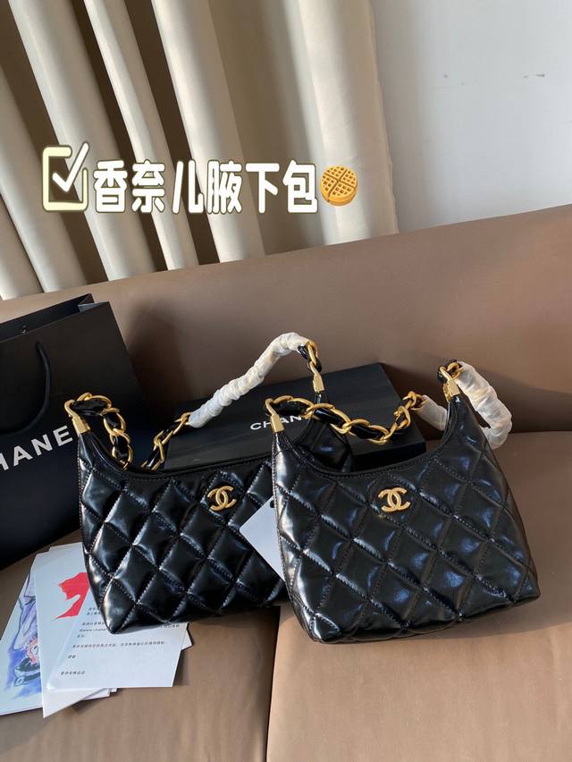 P180 香奈儿腋下包 谁能拒绝一个能装又好看的Hobo啊！ 链条也很特别 属于随手一背就出门的包！ 而且油蜡皮真的很有质感！ 尺寸 26*16Cm 20*15