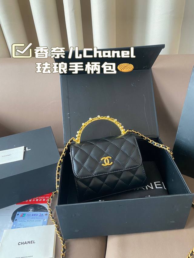 P160 配盒 香奈儿Chanel珐琅手柄包包， 真的要冲~真的是小皮具中的天花板了 手柄精致的珐琅设计，斜挎，手拎， 多种背法，本人超爱！ 尺寸 小号16*1