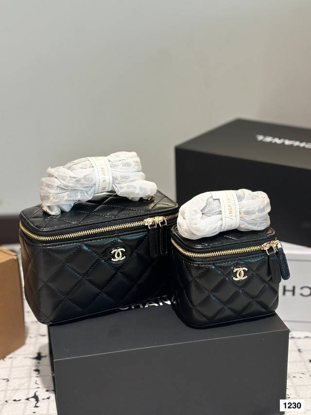 P200 P190 Chanel香奈儿专柜同步新款手柄化妆包 Chanel香奈儿22A手提长盒子 触感舒适细腻，搭配“肥嘟嘟”的小手柄，设计简洁有趣，随手拎起轻