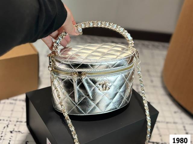 P200 配折叠盒子 25C香奈儿椭圆盒子包 椭圆盒子、菱形绗缝，顶部金属手提和可拆卸链条精美存在感满满 低调奢华更显时尚品味 可手提、可斜挎、能放手机 特别优