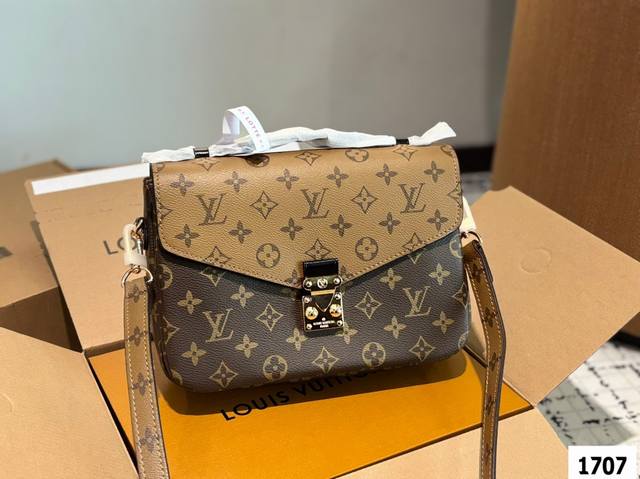 P210 Lv MéTis 邮差包 复刻版 牛皮 邮差包老花手提单肩斜挎包，优雅低调的外形设计和宽敞的包身更加入了实用性，Lv闪亮的纯钢金色五金配件- 可调节肩