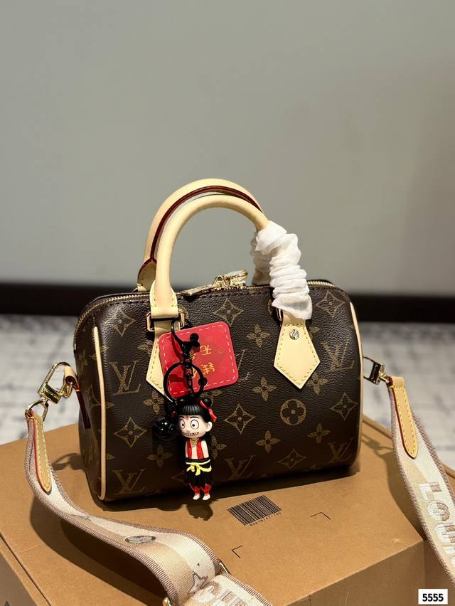 P230 折叠礼盒 Lv Speedy 刺绣肩带枕头包 这款Retiro 手袋以标志性的Lv老花面料制成，搭配奢华的变色牛皮饰边，经典永恒。优雅低调的外形设计和