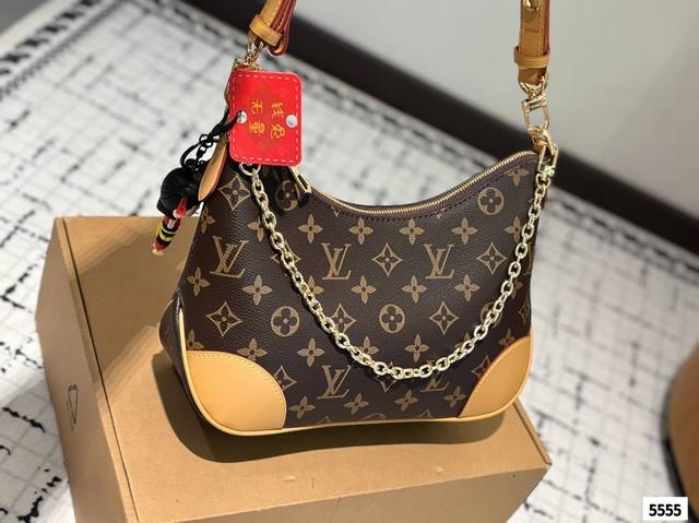 P200 折叠礼盒 Lv 2025新款Boulogne牛角包 拉链 老花 皮肩带 轻便 大容量▼ 斜挎 单肩 腋下 手提 一包四背,链条点8和肩带都可拆卸 刚拿 P200 折叠礼盒 Lv 2025新款Boulogne牛角包 拉链 老花 皮肩带 轻便 大容量▼ 斜挎 单肩 腋下 手提 一包四背,链条点8和肩带都可拆卸 刚拿