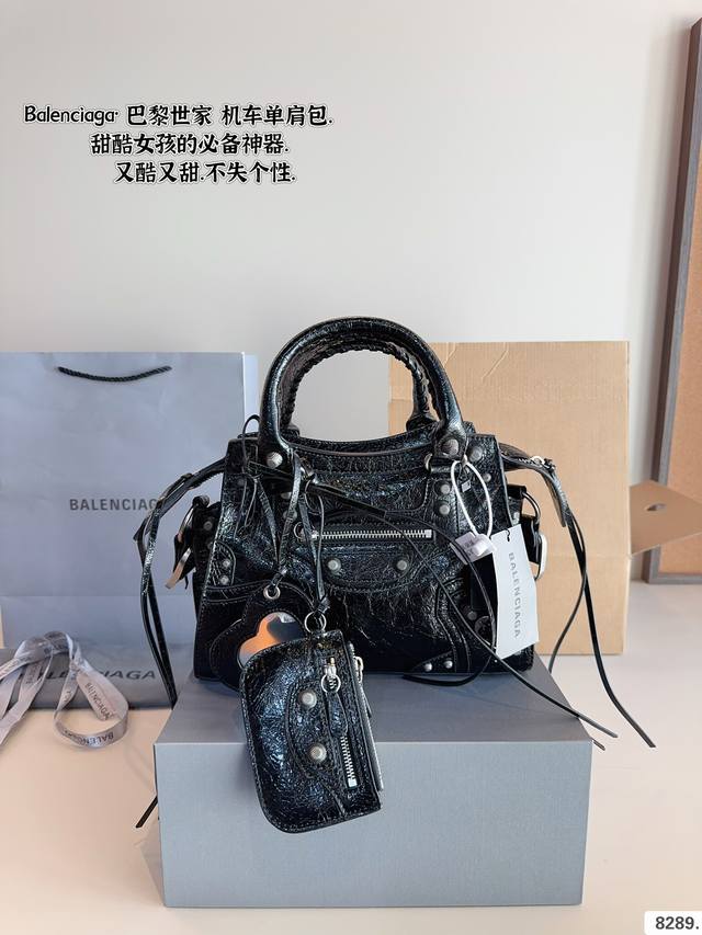 P340配礼盒. 巴黎世家 Le Cagole机车包 配件和爱心镜子很加分有点小亚和朋克的感觉 容量足够肩带可以调节长度当腋下包和斜挎包都很不错上身就是甜酷辣妹