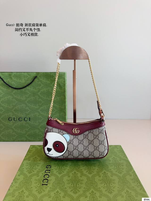 P180配礼盒. 酷奇Gucci 迷你腋下包. 越用越好看 可复古可洋气 又是另 种风格 实用又不会很夸张 属于我们搭配里面最喜欢的单品元素！ 尺寸：16*7*