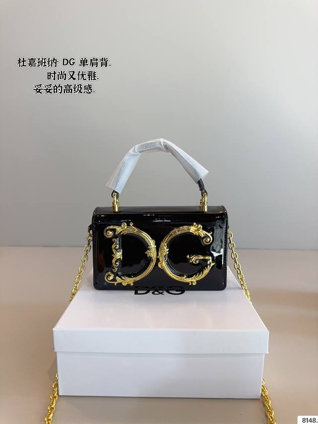 P180 配礼盒. 杜嘉班纳 西西里手袋. 精致小巧，特别适合 穿连衣裙和搭配牛仔裤，搭配连衣裙，精致奢华，搭配牛仔裤，时髦减龄。这样一只迷你包，还有谁 不爱呢