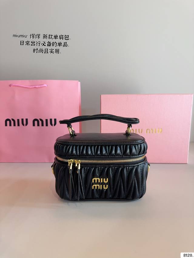 P180 配礼盒. Miumiu 手提化妆包. 时髦拿捏住啦 不显老气好好搭啊 而且貌美气质加成好高的呀～ 爱死了这份从容优雅尺寸：19*8*13Cm