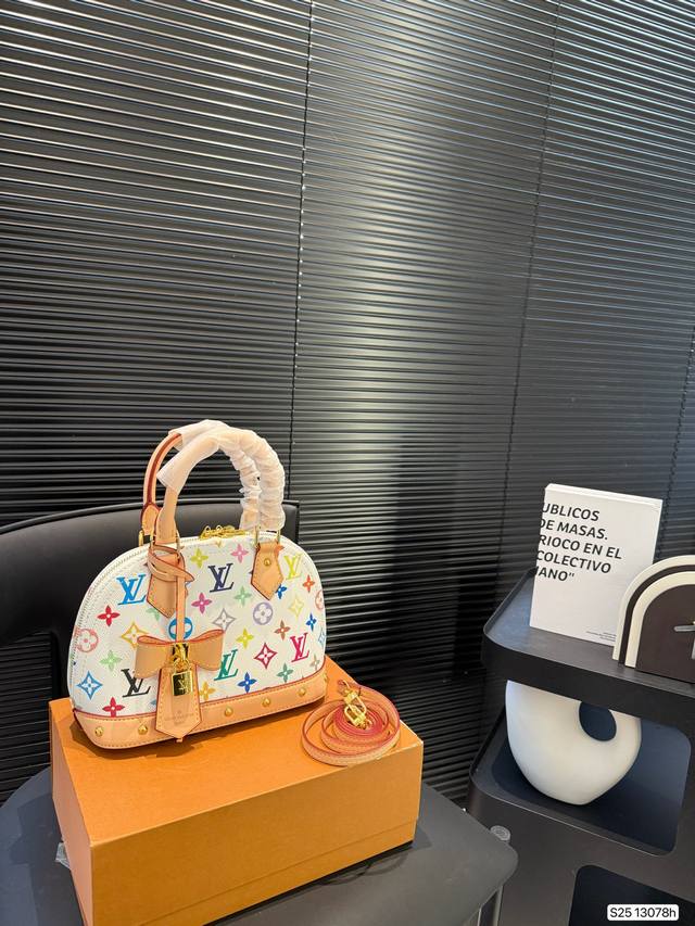 P210 配折叠盒子 Lv贝壳 Lv尤物人间白三彩真漂亮啊白三彩系列每一只都值得收藏,又可以搭配俏皮可爱下次想试试洒脱一点穿搭彩色老花 五彩缤纷的少女心满出来这 P210 配折叠盒子 Lv贝壳 Lv尤物人间白三彩真漂亮啊白三彩系列每一只都值得收藏,又可以搭配俏皮可爱下次想试试洒脱一点穿搭彩色老花 五彩缤纷的少女心满出来这