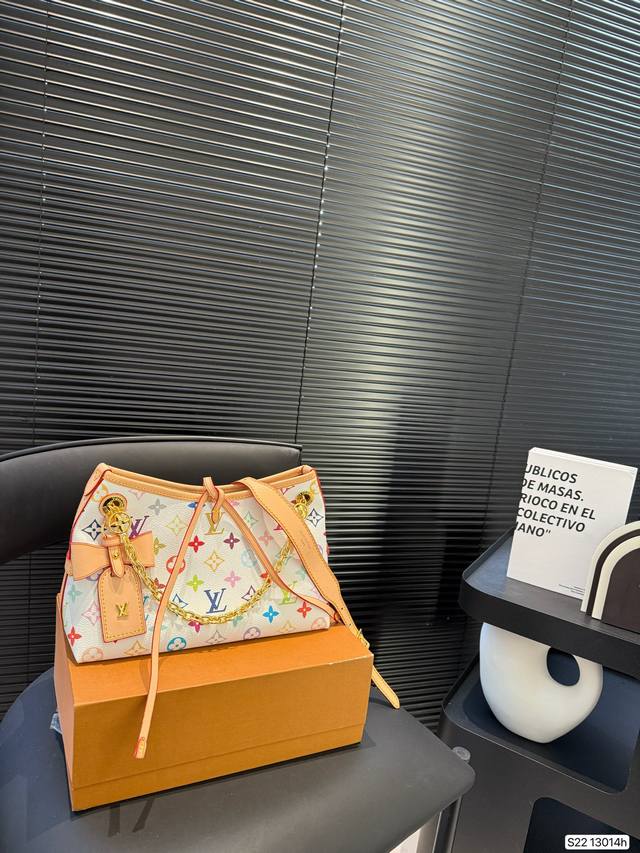 P200 配折叠盒子 Lv Carryall Lv尤物人间白三彩真漂亮啊白三彩系列每一只都值得收藏，又可以搭配俏皮可爱下次想试试洒脱一点穿搭彩色老花 五彩缤纷的