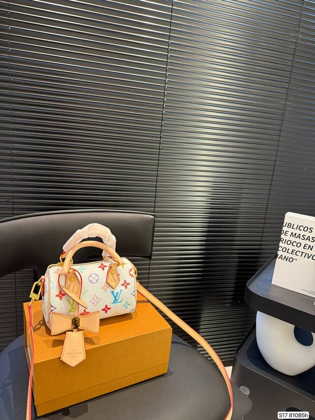 P160 配折叠盒子 Lv枕头 Lv尤物人间白三彩真漂亮啊白三彩系列每一只都值得收藏，又可以搭配俏皮可爱下次想试试洒脱一点穿搭彩色老花 五彩缤纷的少女心满出来这