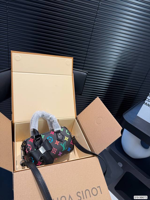 P180 配飞机盒折叠盒子 Lv 法棍 Lv尤物人间白三彩真漂亮啊白三彩系列每一只都值得收藏，又可以搭配俏皮可爱下次想试试洒脱一点穿搭彩色老花 五彩缤纷的少女心