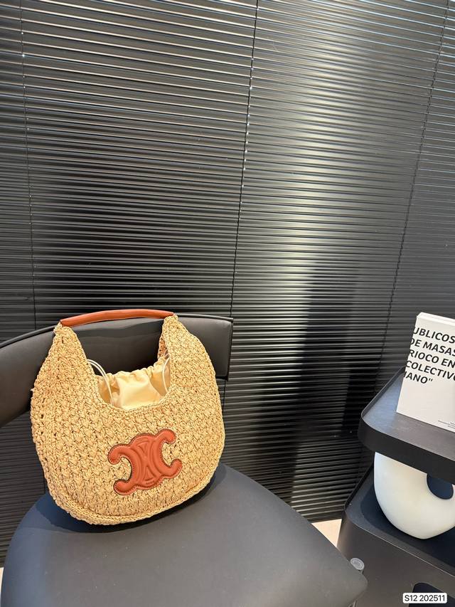 P130 配盒子 赛琳编织购物袋堪称潮包制作机,新年伊始,有一款默默卖翻的手提袋 在社群掀起极高讨论度,主要原因除了款式美之外,更应容量能装,超高Cp值等等优点