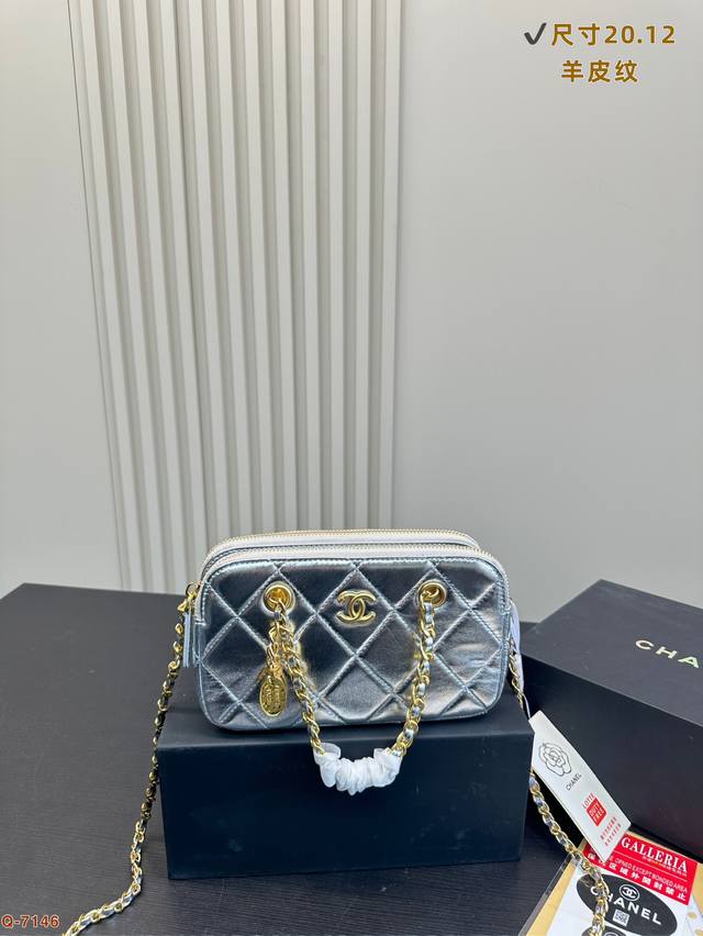 P180 配折叠盒 Chanel香奈儿23B隐藏款金币手机包 羊皮纹 全新闲置全套 芯片款 最经典的荔枝黑金牛 能放大手机哦 三个隔层有拉链 可以手拎单肩斜挎