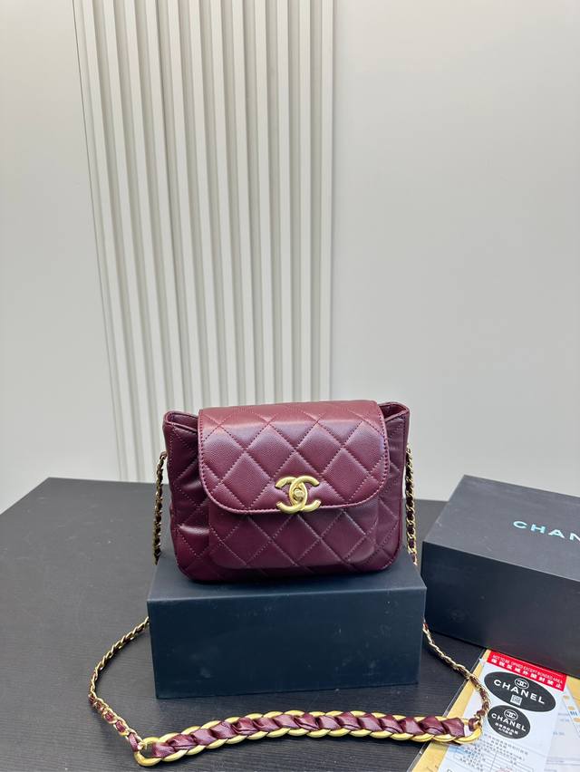 P210配折叠盒 香奈儿Chanel 24A 手工坊包包 链条方胖子 有点呆萌呆 萌的好可爱有没有哈哈哈 二但是真心说，特别 有手感，质感超好 容量也不错，酷酷