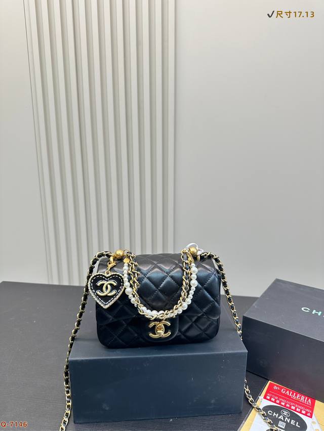 P180配折叠盒 香奈儿Chanel24P 可爱的珍珠方胖子包包 这只胖乎乎的可爱又精致～黑色超级百搭 尺寸17.13