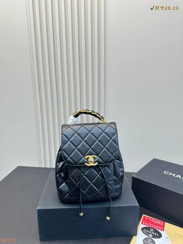 P230配折叠盒 Size: 20*23Cm 香奈儿 23P 新品双肩包超喜欢这个贝壳的小可爱！ 带回家你会越来约爱它！ 现在它真的火不行可以手拎的双肩包