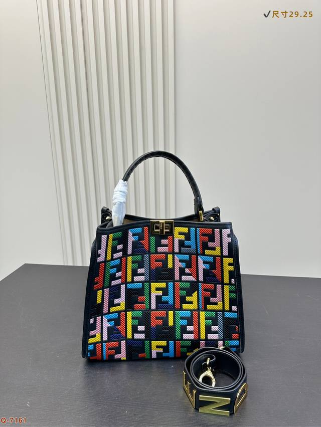 P230 芬迪Fendi托特包 质感满满 轻松演绎复古时髦 包型挺阔，简约而不简单不需要过多的装饰，日常搭配西装和T恤，就能将高级感体现的淋漓尽致！ 尺寸29
