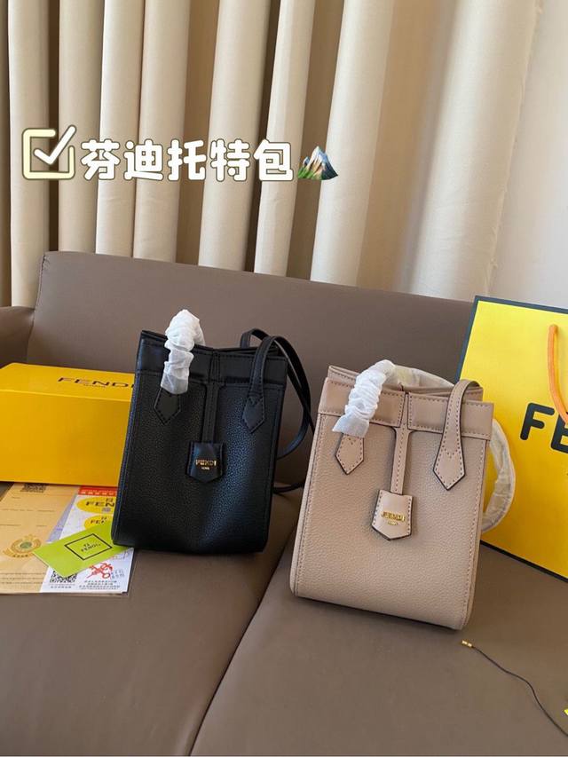 P180 配折叠盒子 芬迪托特 最近两年，托特包这种包型越来越火，不再只为实用，更是很多时尚潮人们扮酷的利器。轻松打造度假氛围！尺寸：15*20