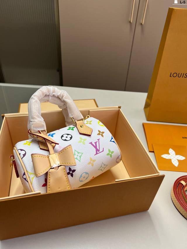 P210 变色皮芯片版本 Lv 路易斯威登枕头包 百搭时尚 颜值超高 是每个潮酷女孩必入单品 L-5尺寸16×10折叠盒