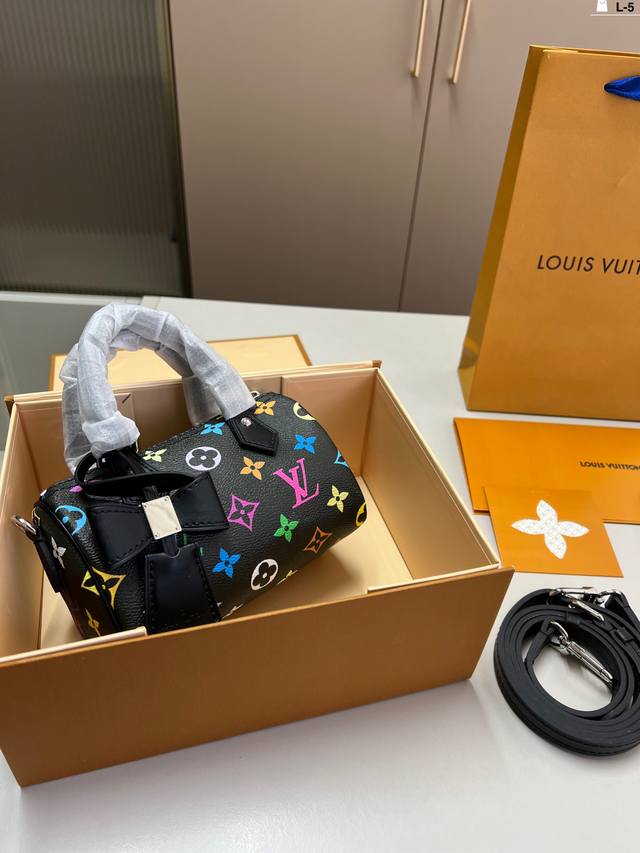 P190 芯片版本 Lv 路易斯威登枕头包 百搭时尚 颜值超高 是每个潮酷女孩必入单品 L-5尺寸16×10折叠盒